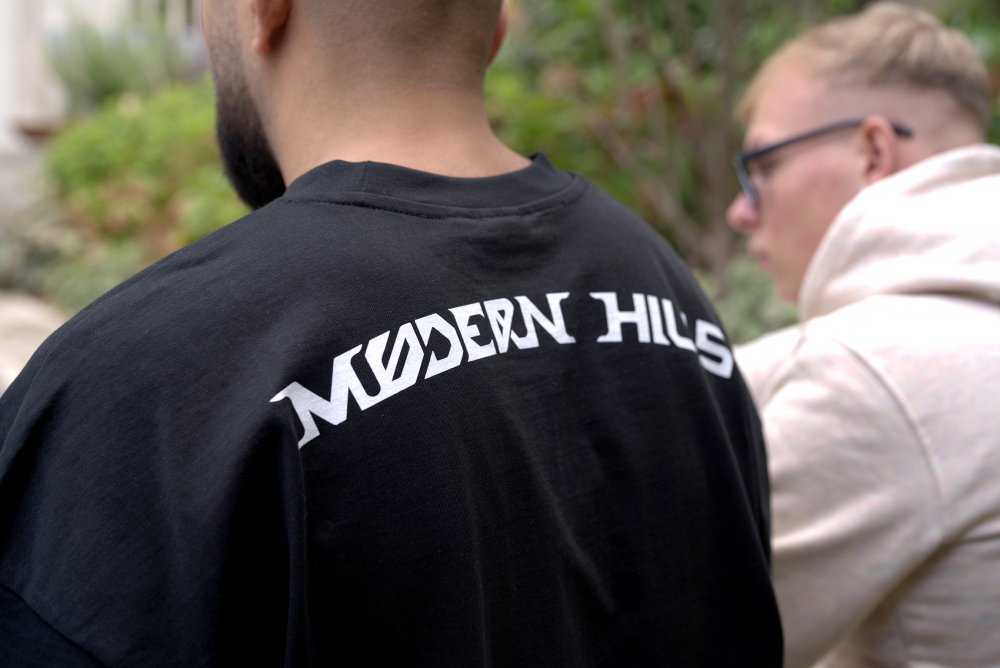 Drop shoulder T-shirt printed using screen printing