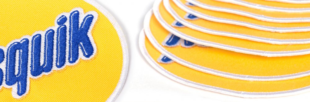 Embroidered patch with overlock edge